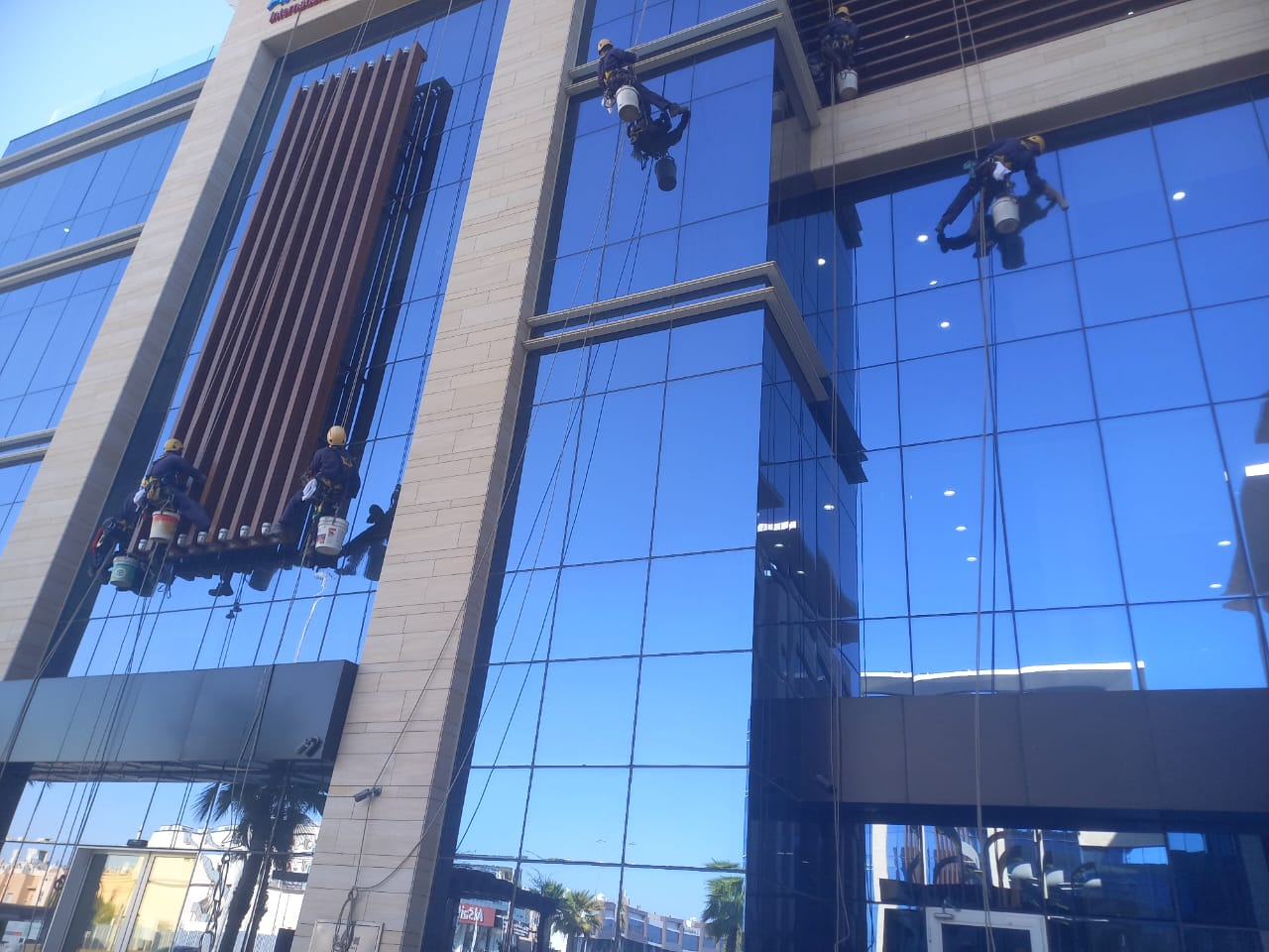 تنظيف واجهات زجاجية وكلادنج بالرياض بالرافعات والحبال